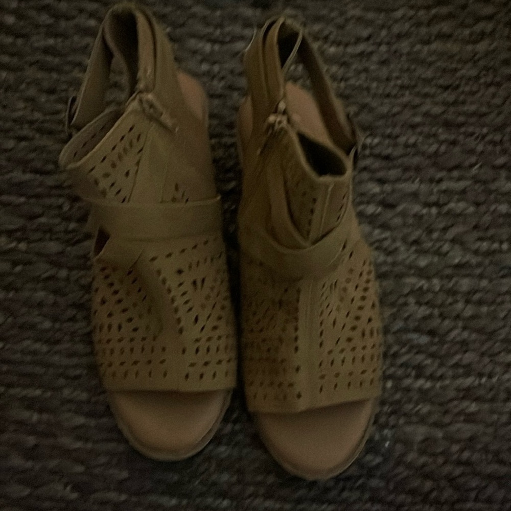 Girls size 5 zip up sandal with small heel